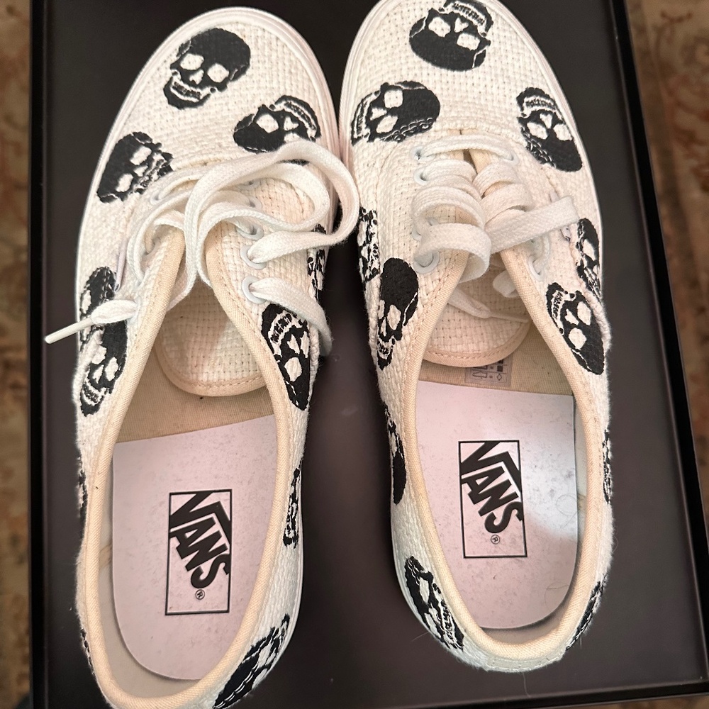 Size 9.5m 11w - VANS Needle Point Skulls White